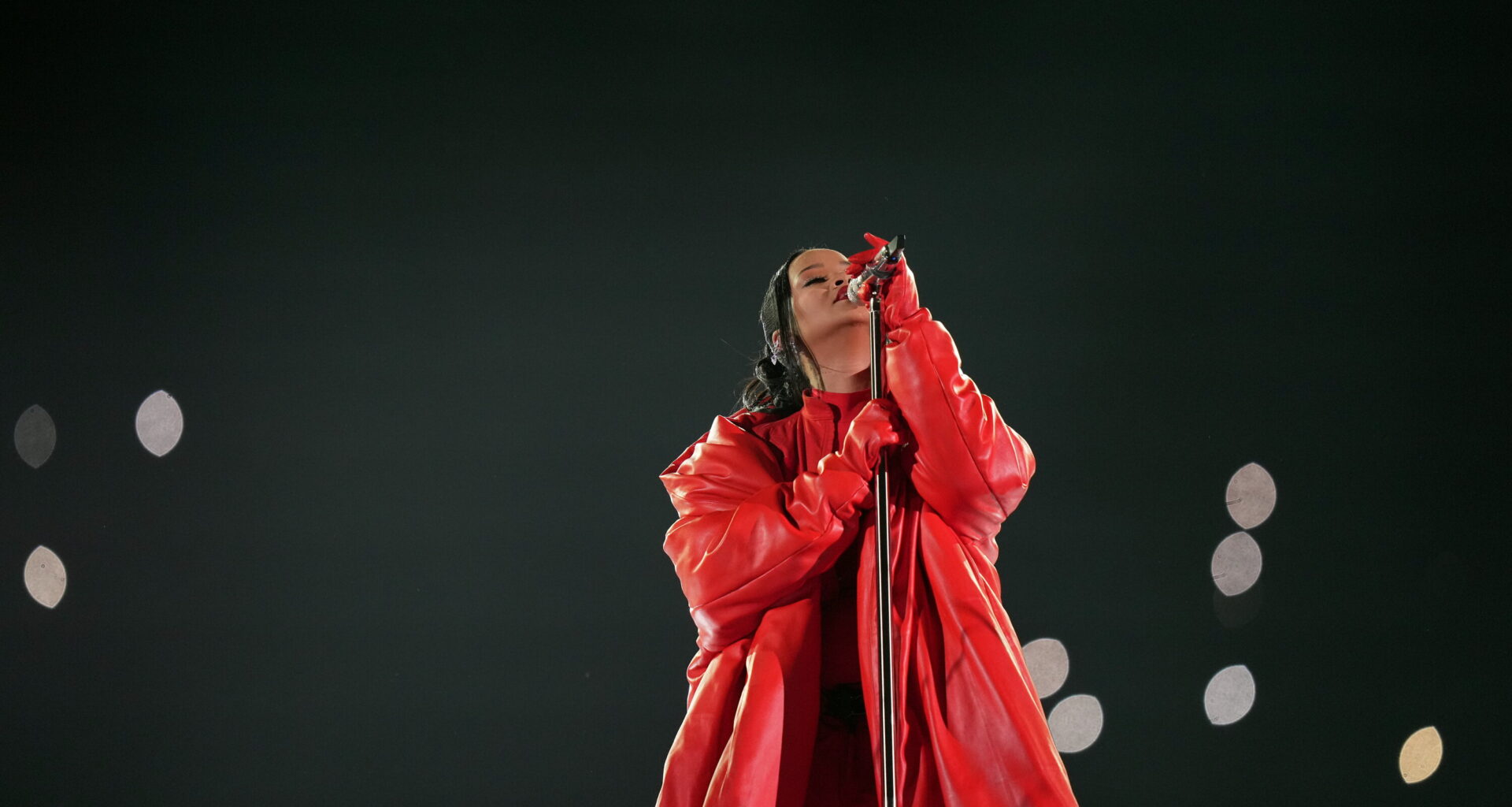 Veja a apresentação da rihanna e os melhores trailers do super bowl 2023. Com trailers de filmes que virão ao ar ainda esse ano e apresentação impecável de cantora rihanna, o super bowl 2023 brilha também fora dos gramados.