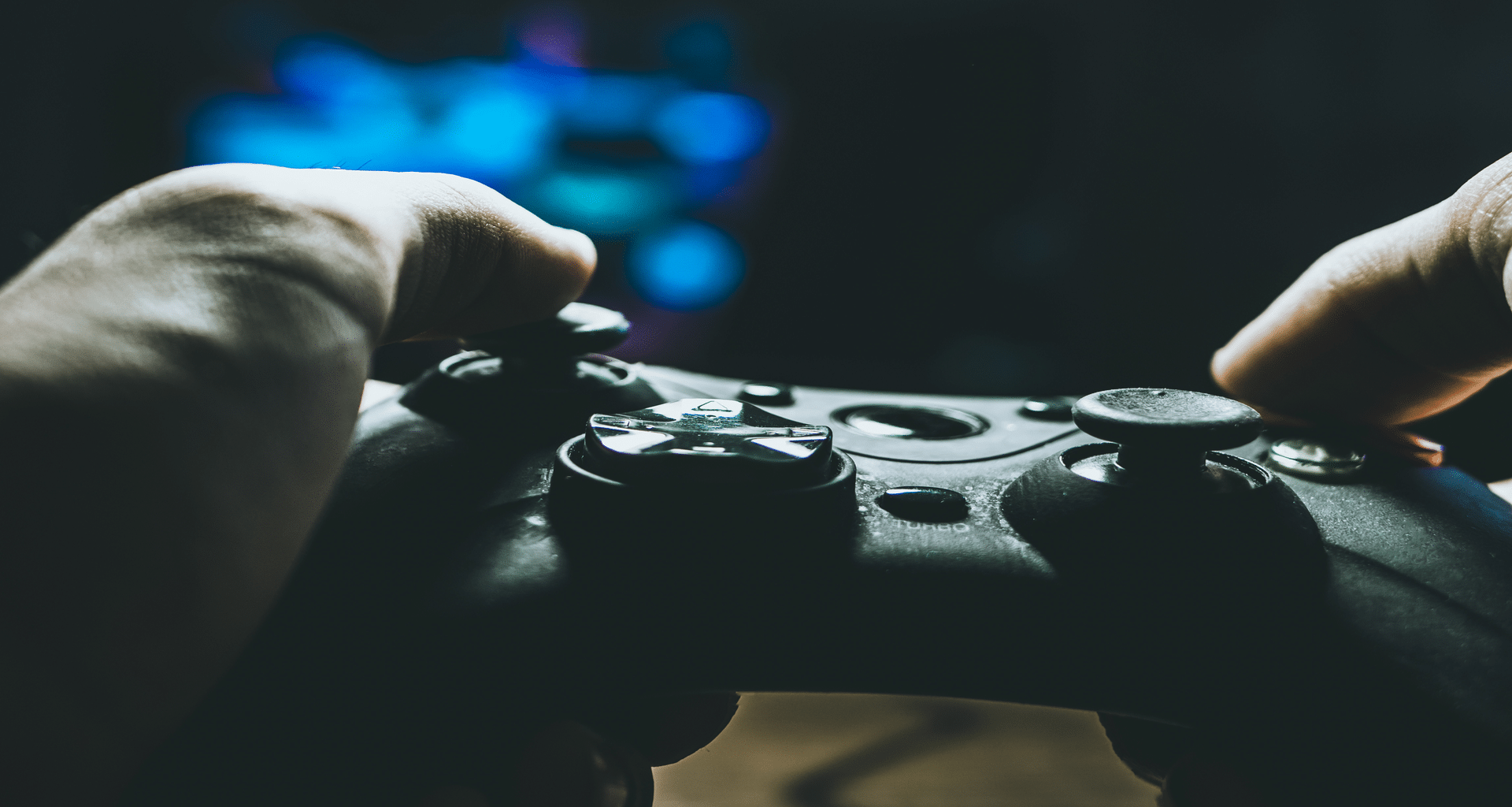 Homem jogando com controle na android tv