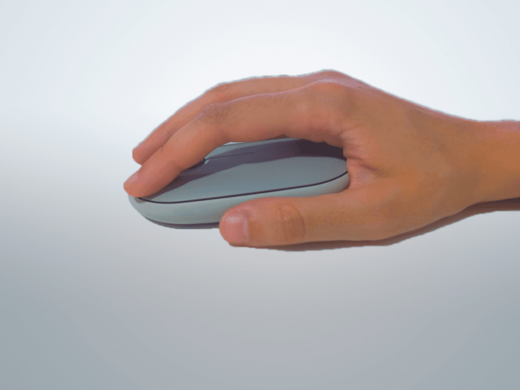 Review: mouse sem fio logitech pebble m350, leve e minimalista. Achatado e minimalista, o novo mouse sem fio logitech pebble m350 promete ser perfeito para home office e trabalho híbrido, será que a marca apostou certo? Leia o review completo e descubra!