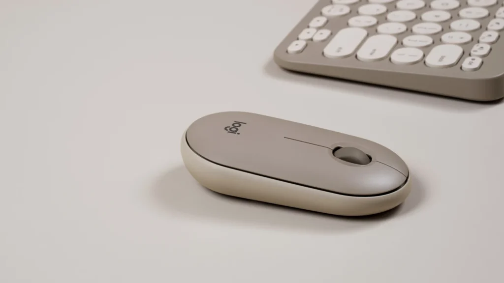 Review: mouse sem fio logitech pebble m350, leve e minimalista. Achatado e minimalista, o novo mouse sem fio logitech pebble m350 promete ser perfeito para home office e trabalho híbrido, será que a marca apostou certo? Leia o review completo e descubra!