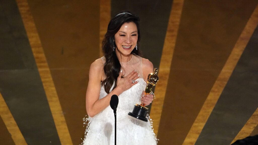 Michelle yeoh recebe o prêmio de melhor atriz no oscar 2023