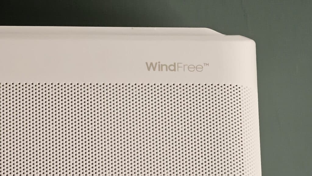 Windfree é a função que usa os furinhos da carcaça para liberar o ar de forma mais delicada no ambiente