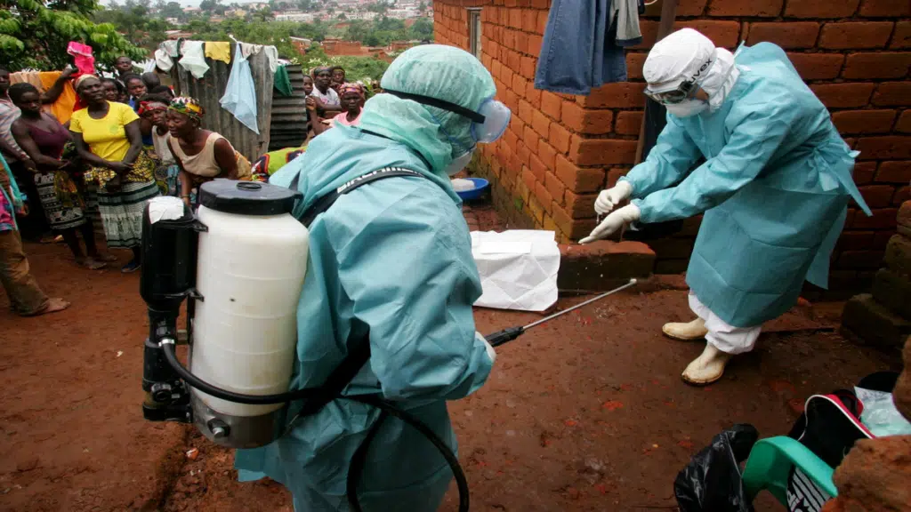 A imagem mostra funcionários da organização mundial da saúde visitando a casa de uma possível vítima do vírus marburg durante um surto em angola em 2005. (imagem: the new york times)