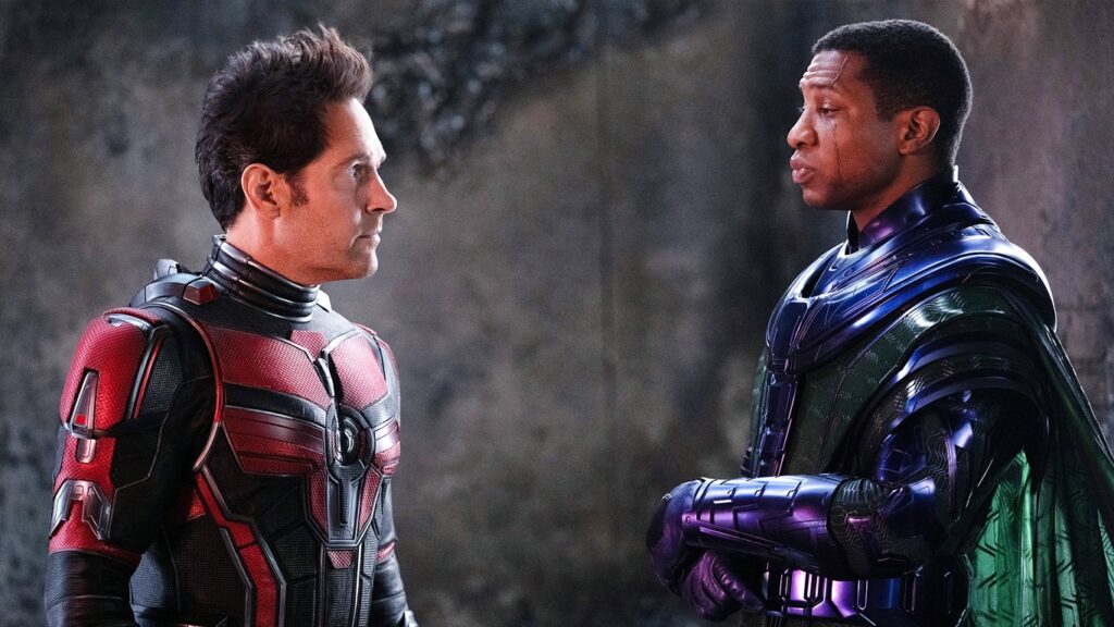 Jonathan majors, o kang da marvel, é acusado de violência doméstica e assédio. Ator que interpreta o vilão da última fase do mcu participará de audiência no próximo dia 8 de maio, para prestar esclarecimentos