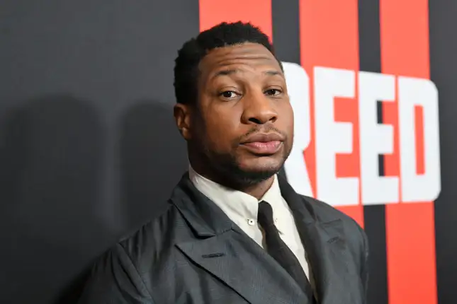 Ator jonathan majors enfrenta novas acusações de violência doméstica e assédio