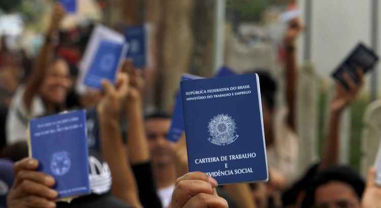 Carteiras de trabalho levantadas por desempregados brasileiros