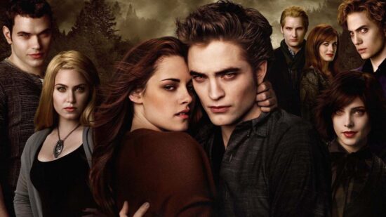 Ao centro da imagem estão os protagonistas de Crepúsculo, Bella e Edward. Ao fundo estão os demais membros da família dos Cullen