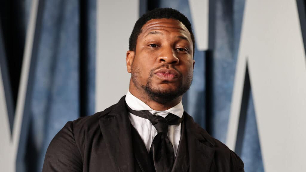 Ator jonathan majors enfrenta novas acusações de violência doméstica e assédio