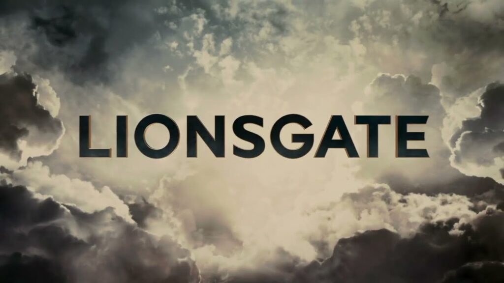 Na foto há a logo da empresa lionsgate television cercada por nuvens cinzentas.