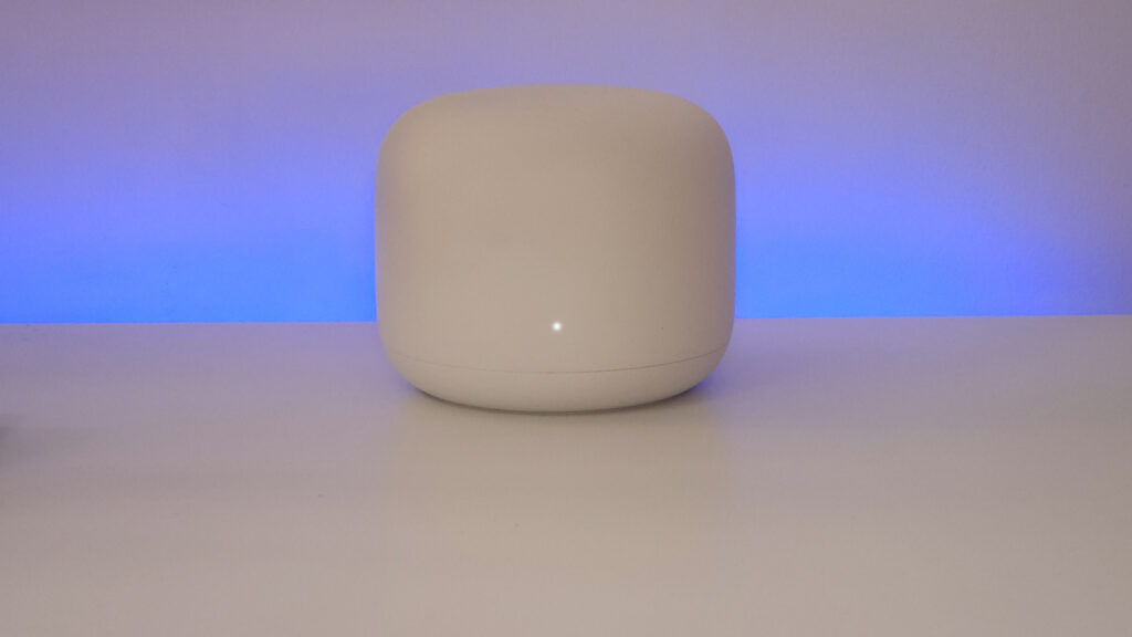 Review: roteador google nest wifi com alto-falante é um produto bem versátil. É um produto coringa: une alto-falantes inteligentes aos roteadores mesh. Se você busca por rede estável com grande cobertura e ótima velocidade, vem ler esse review