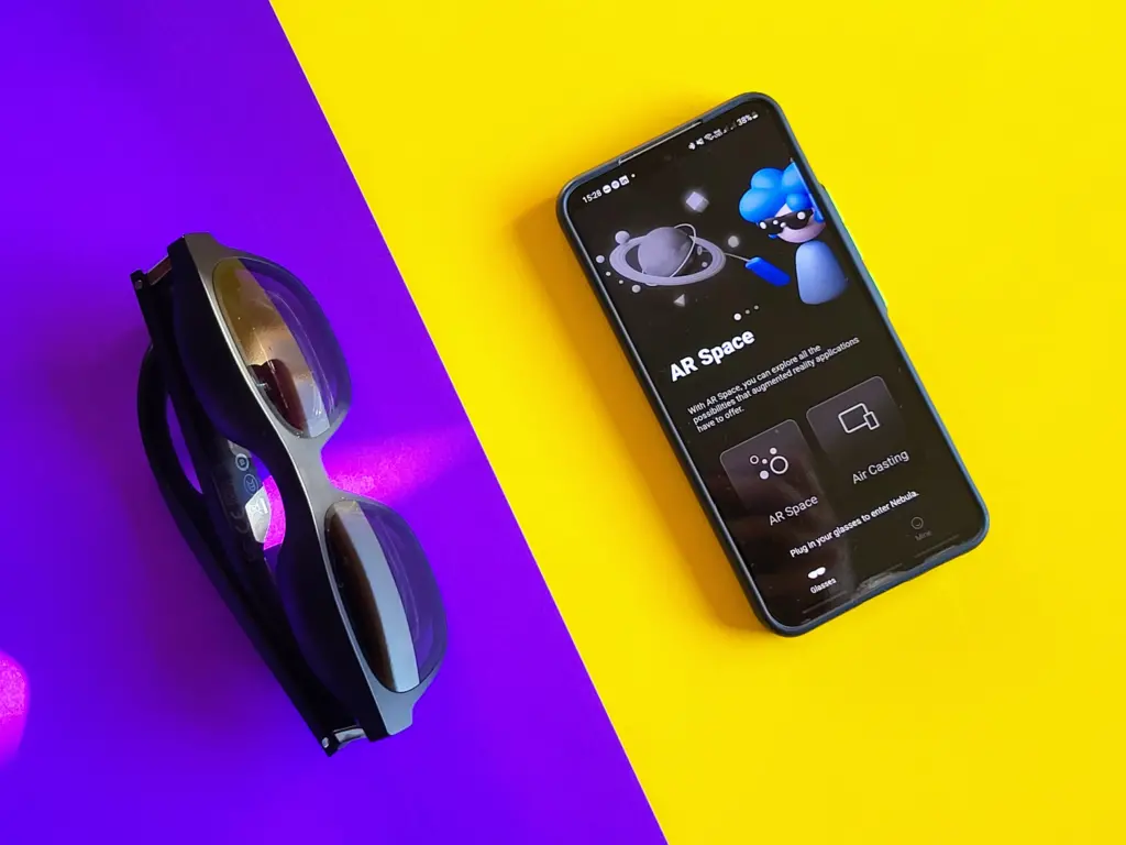 Óculos de realidade aumentada nreal air e o galaxy s22 mostrando o nebula app