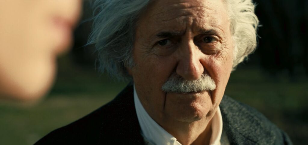 Tom conti como albert einstein em cena divulgado no mais novo trailer