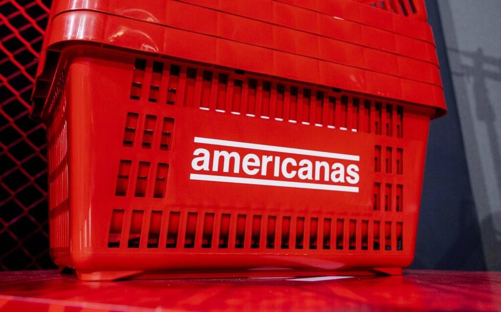 Na foto há diversas cestas de compras da holding brasileira americanas.