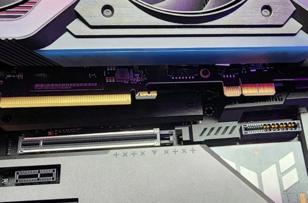 Computex 2023 t alt | peça da asus mostrada com entrada em destaque, na parte mais à dir.