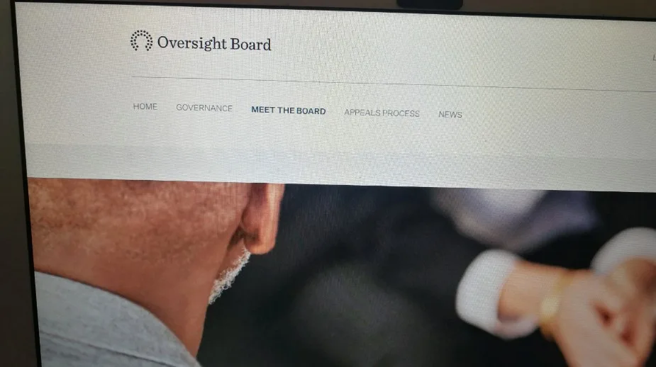 Atrapalhar eleições no brasil t alt sub 1 logo da oversight board no canto superior, à esq. ; abaixo, nuca de uma pessoa com cabelos grisalhos