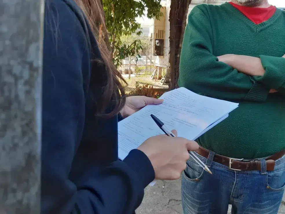 Pesquisadores coletando informações na rua