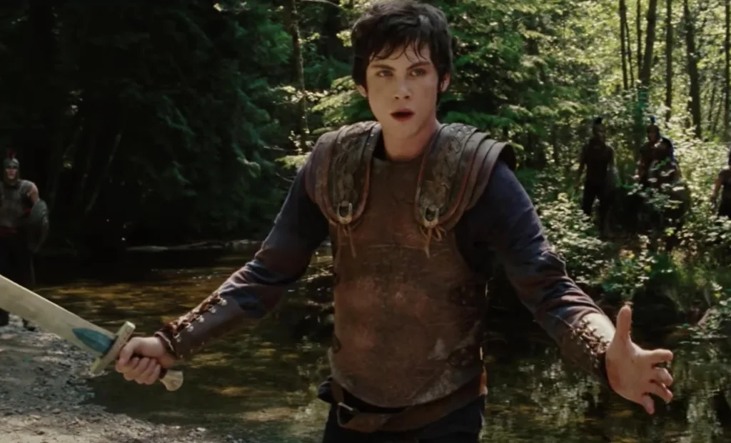 Apesar das críticas, logan lerman trouxe carisma e autenticidade ao papel de percy jackson, conquistando o coração dos fãs da série. / imagem: fox