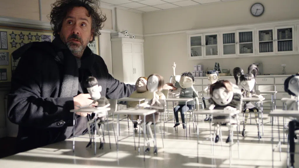 Tim burton trabalhando com alguns bonecos do filme frankenweenie (2012)