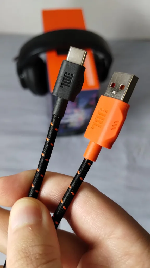 Cabo usb c para carga do jbl quantum 610 com uma ponta preta e outra laranja