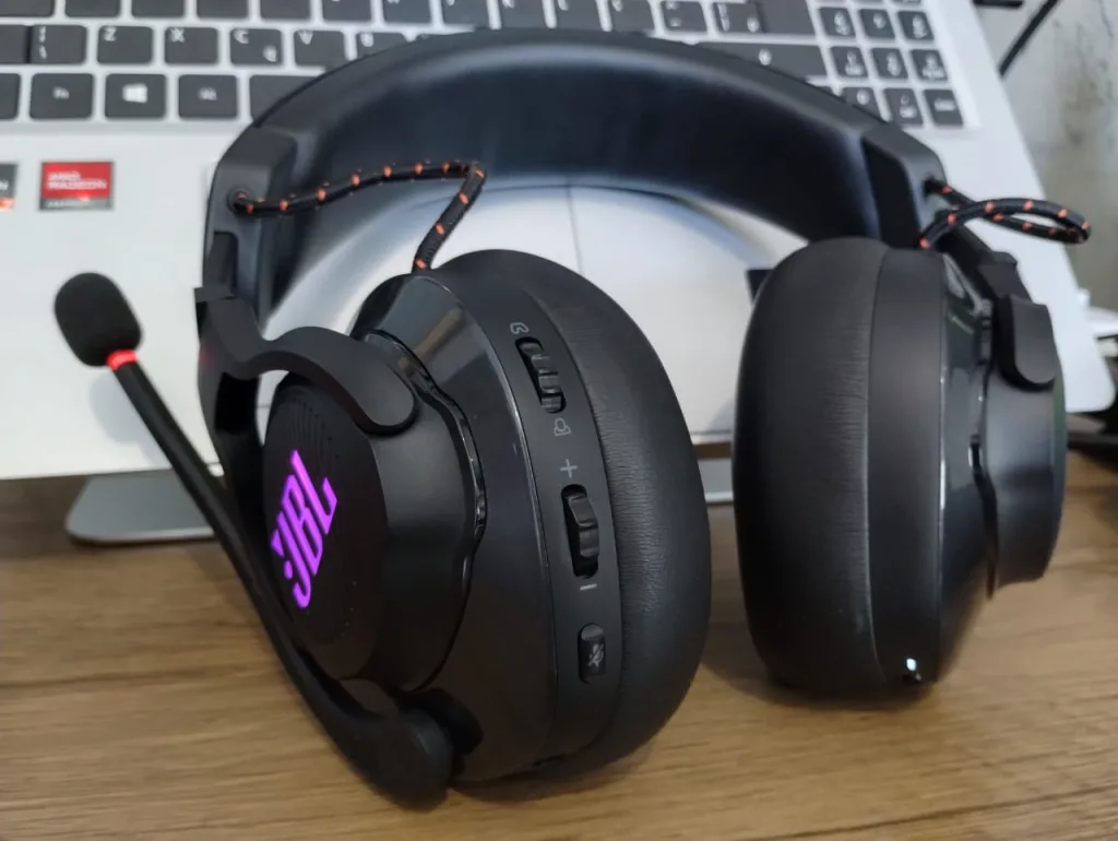 Headset jbl quantum 610 ligado e com destaque para seus botões externos