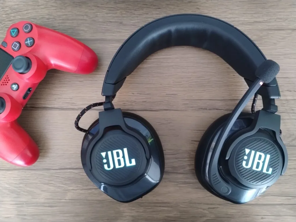 Headset jbl quantum 610 ligado ao lado de controle de ps4