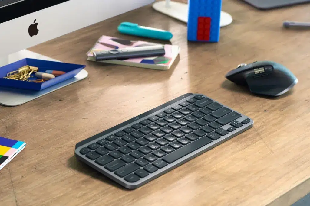 Comparativo: teclados mx keys s vs. Mx keys mini da logitech. Similares no design e com baixo perfil de teclas (estilo notebook), esses teclados diferem principalmente no tamanho e total de teclas. Veja qual é o melhor para você