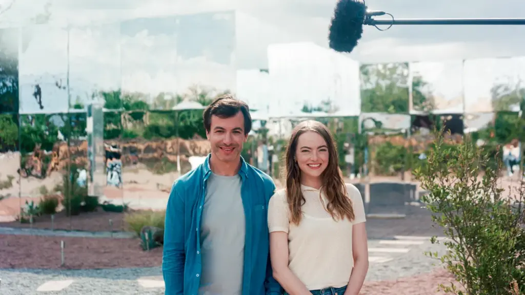 Nathan fielder e emma stone interpretam um casal de apresentadores de tv em the curse que passa por uma crise pessoal e profissional / imagem: paramount+