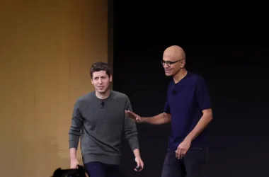 Microsoft contrata sam altman, ex-ceo da openai. Após demissão de altman na última sexta-feira, satya nadella anuncia que o ex-ceo da openai, juntamente com seu cofundador, integrarão equipe de pesquisa avançada em ai na microsoft