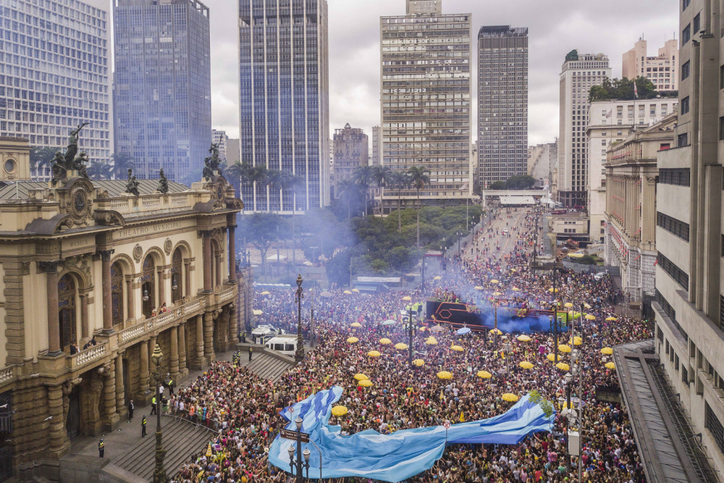 Carnaval de sp terá recorde de blocos de rua em 2024. Prefeitura recebeu inscrições de 674 blocos de rua para o carnaval 2024, que desfilarão a partir do dia 3 de fevereiro até o dia 18 nas ruas da cidade