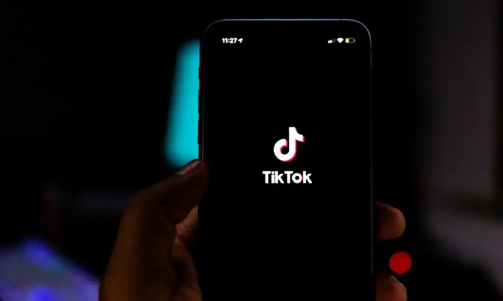 Tudo que você não sabia sobre o tiktok. Se você quer saber como funciona o algoritmo do tiktok, ou até mesmo como surgiu a logo do aplicativo, confira essas e outras curiosidades aqui!