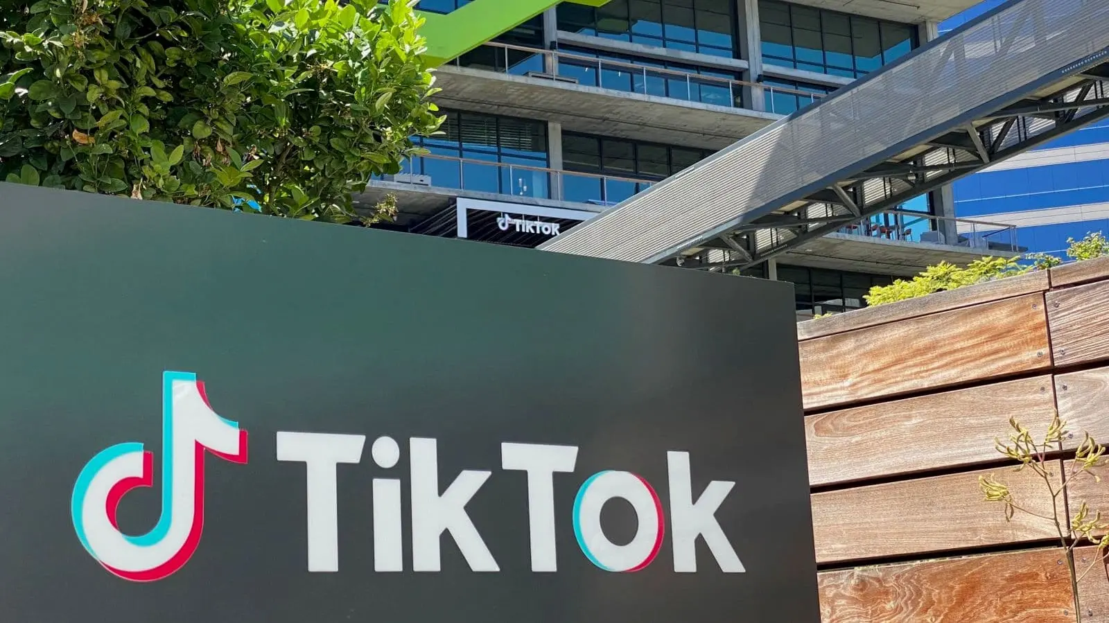 Tudo que você não sabia sobre o tiktok. Se você quer saber como funciona o algoritmo do tiktok, ou até mesmo como surgiu a logo do aplicativo, confira essas e outras curiosidades aqui!