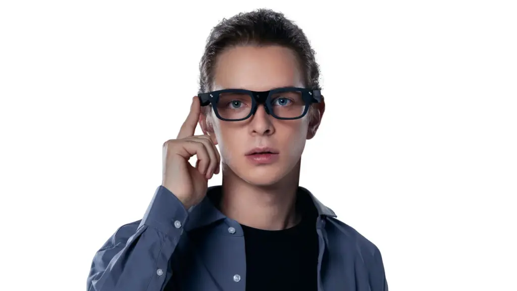 Homem usando óculos inteligente rayneo x2 lite ar glasses da tcl apresentado na ces 2024