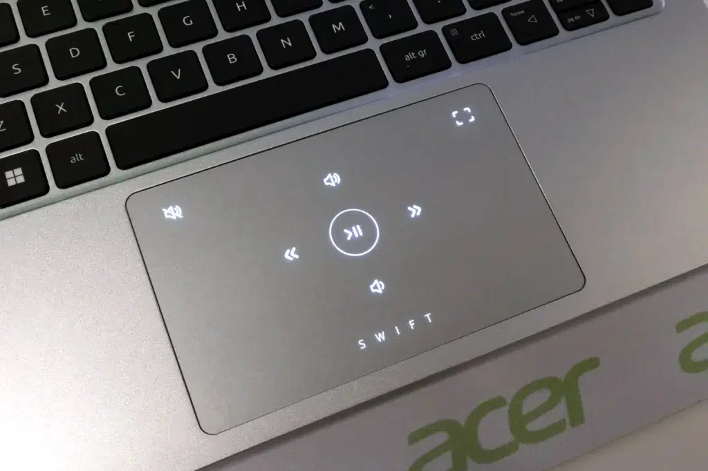 Controles de mídia no touchpad do acer swift go 14