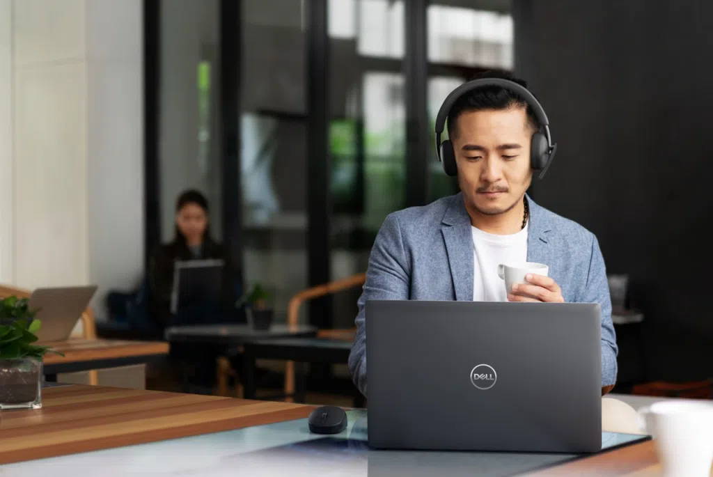 Dell lança headsets com ai e bateria de até 78 horas. Empresa lança dois modelos em variantes com fio e sem fio, com certificação para microsoft teams e zoom e cancelamento de ruído