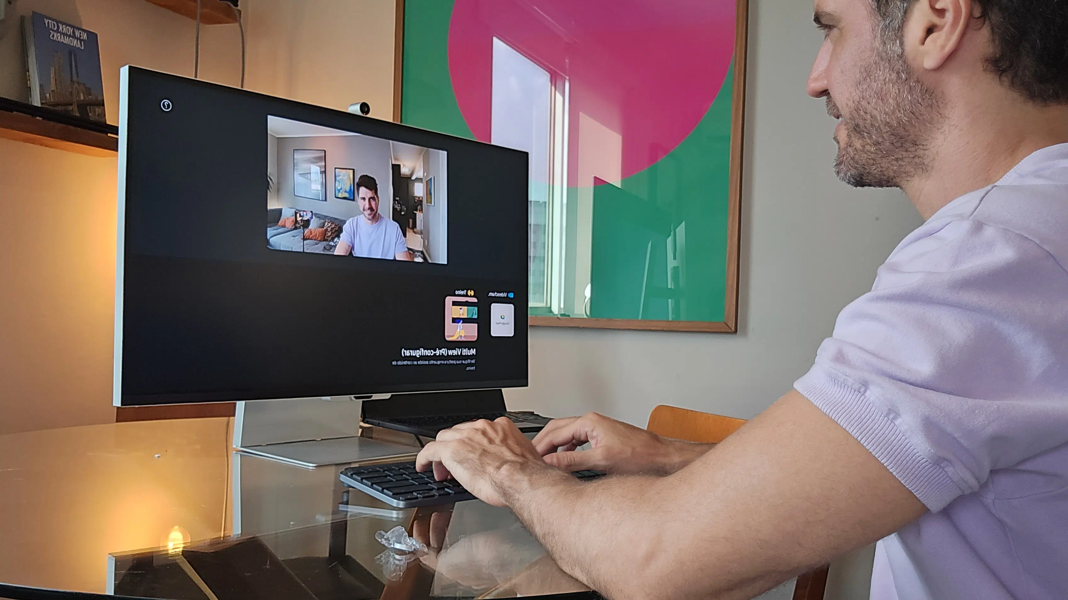 Homem com cabelo grisalhos de pele branca usando monitor 5k viewfinity s9 da samsung