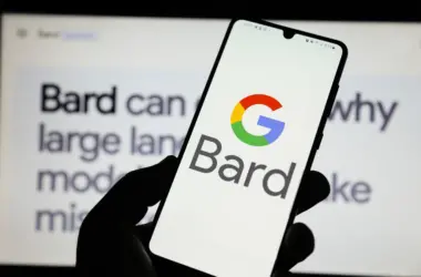 Na imagem há uma pessoa segurando um smartphone, na tela há o simbolo do google e o nome "bard".