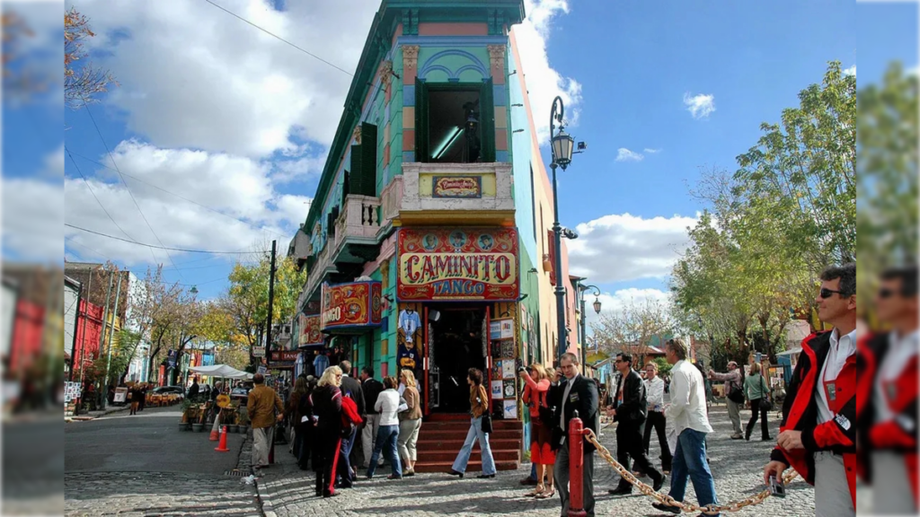 Em el caminito, além das vibrantes casas coloridas, encontramos diversas atrações como lojas de artesanato, artistas de rua, dançarinos de tango e restaurantes com apresentações ao vivo