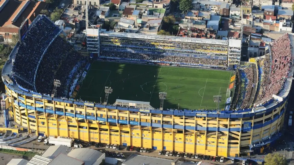 O apelido 'la bombonera' deriva da semelhança do estádio com uma caixa de bombons, devido à sua forma retangular