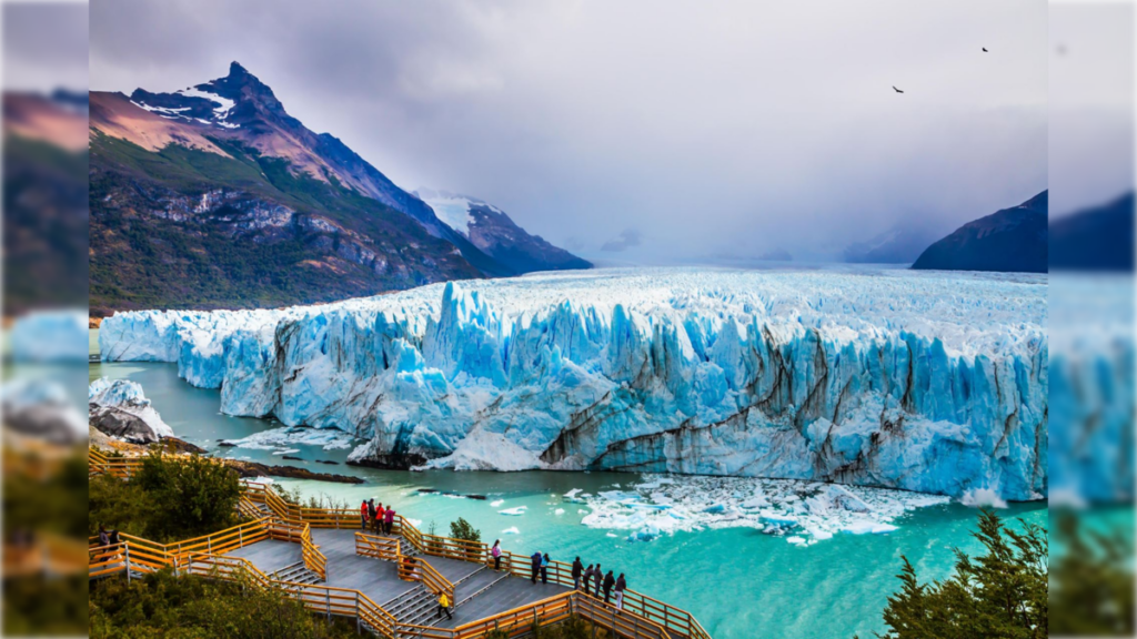 O glaciar perito moreno, com 30 km de comprimento, 5 km de largura e 170 metros de espessura, é famoso por suas espetaculares rupturas, o gelo se desprende, causando um espetáculo visual e sonoro impressionante