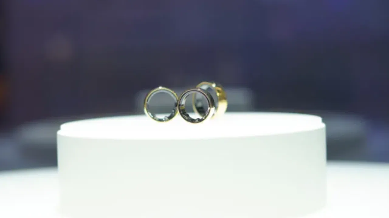 Samsung mostra galaxy ring na mwc 2024. Veja imagens. Anel inteligente será lançado este ano junto com my vitality score, métrica que vai monitorar a saúde de forma integrada