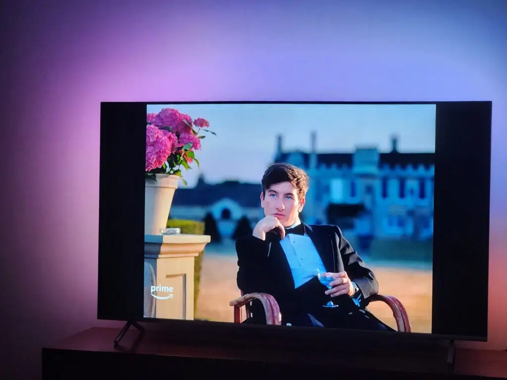 Smart tv philips pug8807 com ambilight e android tv mostrando uma cena do filme saltburn