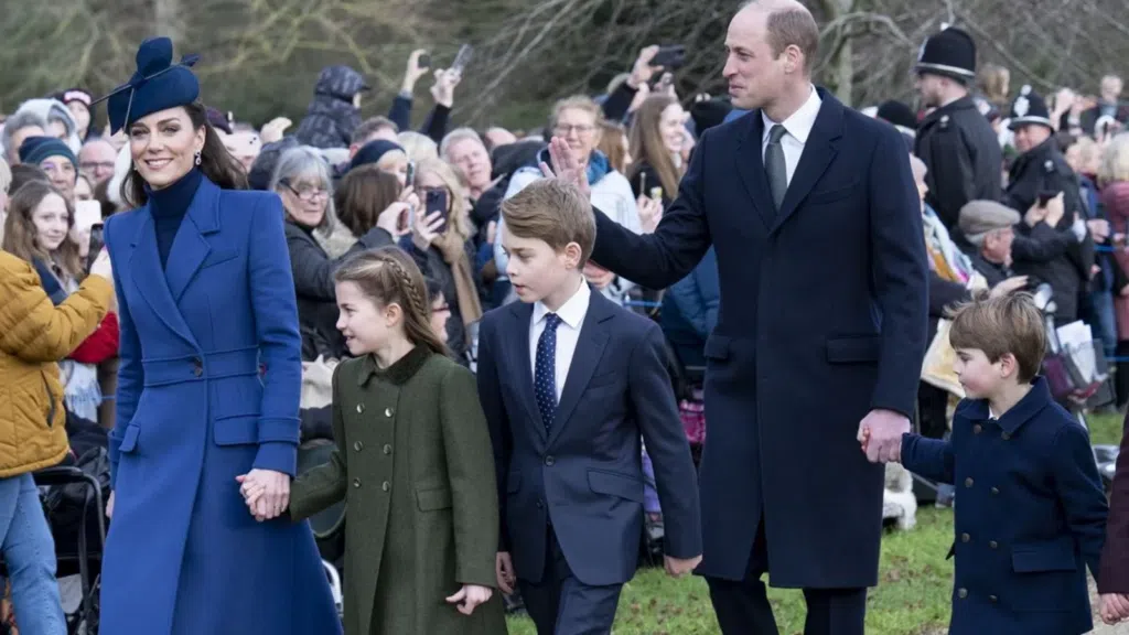 Kate é vista caminhando com a família no dia 25 de dezembro de 2023.