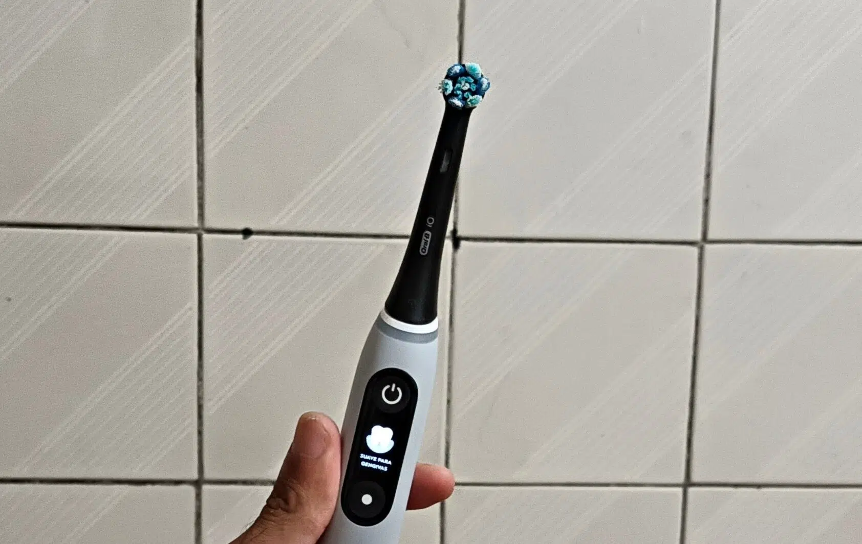 Escova de dentes elétrica oral-b io6