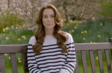 Kate middleton revela que está com câncer em vídeo emocionante. A princesa britânica publicou um vídeo nesta sexta-feira explicando a questão e pedindo ao público que respeite a privacidade da família. Entenda.