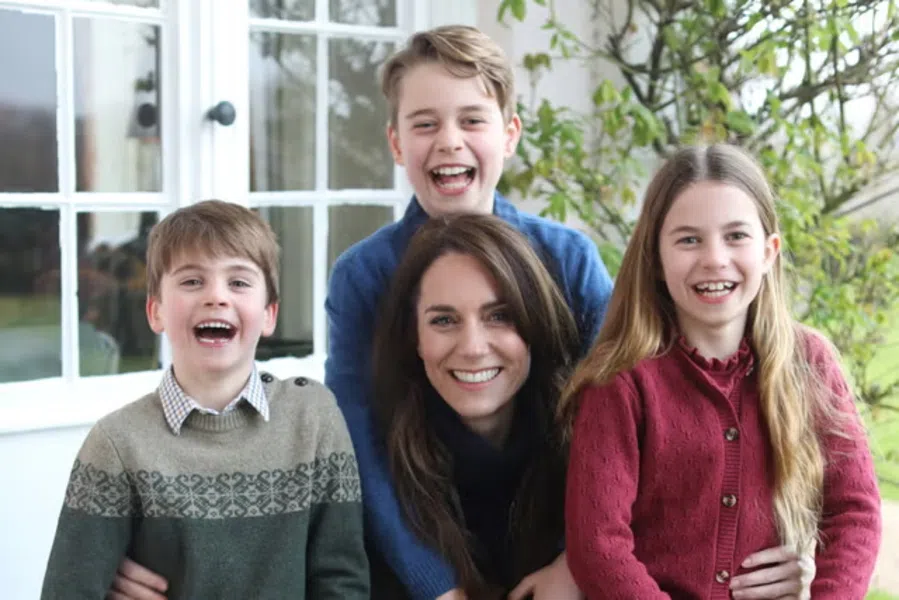 Kate middleton revela que está com câncer em vídeo emocionante. A princesa britânica publicou um vídeo nesta sexta-feira explicando a questão e pedindo ao público que respeite a privacidade da família. Entenda.