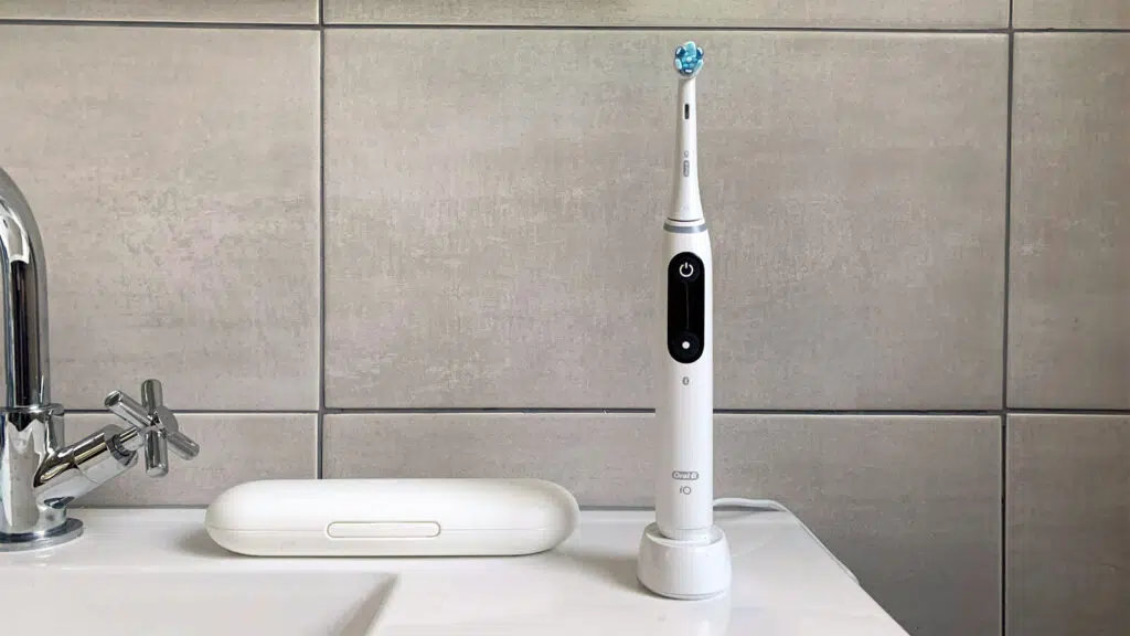 Review: oral-b io6 é a escova inteligente que mudará seus hábitos de escovação. Com sensor de pressão na escovação e aplicativo inteligente que promete complementar a experiência de uso, veja o que achamos do dispositivo!