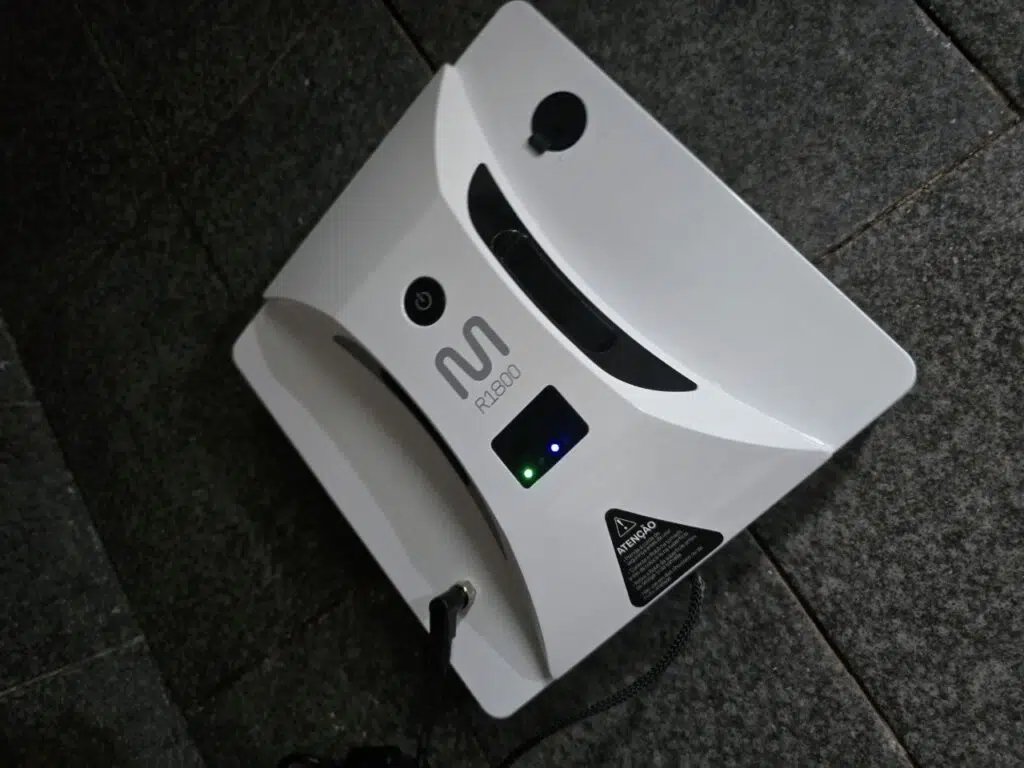 Robô cleanbot r1800 sendo usado em parede de azulejo