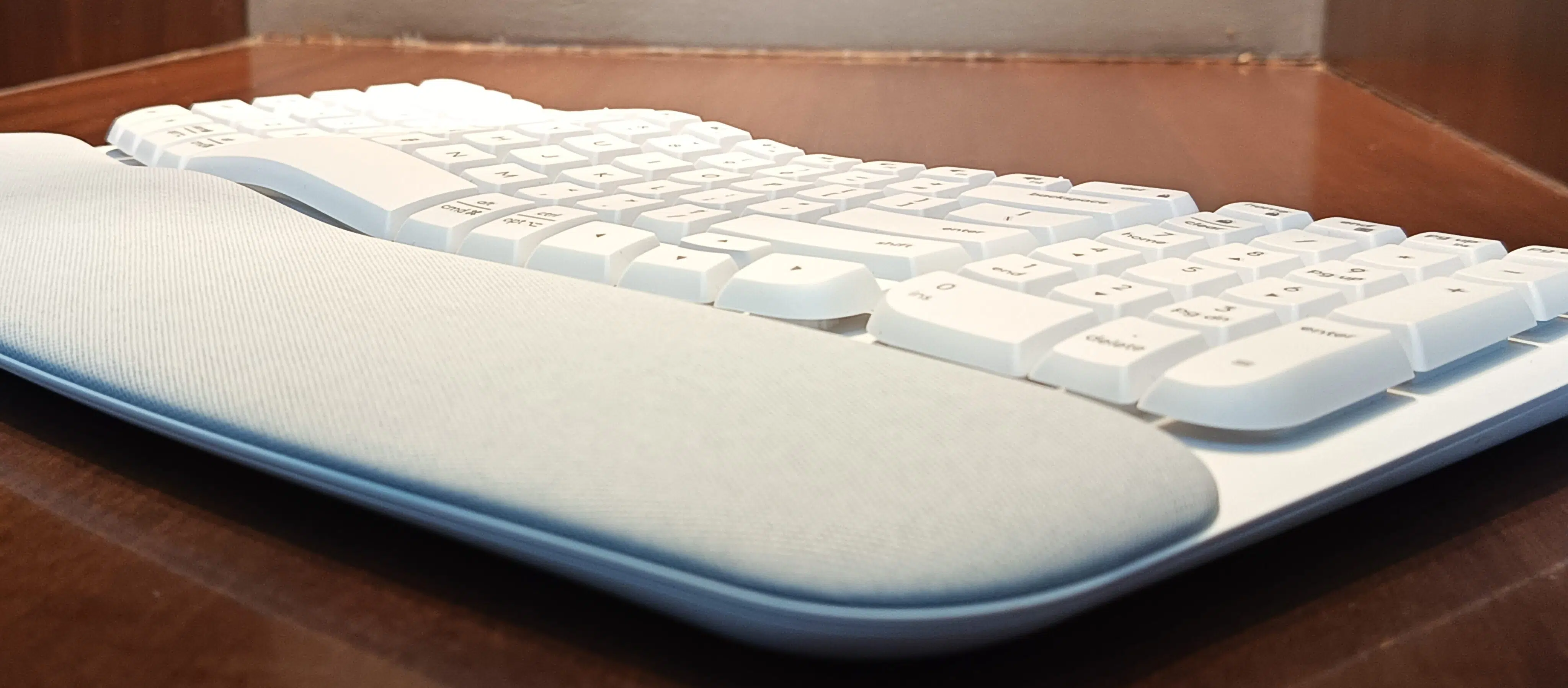 Review: teclado logitech wave keys entrega conforto e praticidade. Com apoio para as mãos que traz o conforto para quem trabalha por várias, horas, modelo tem bateria para três anos e pode ser encontrado por menos de r$ 500