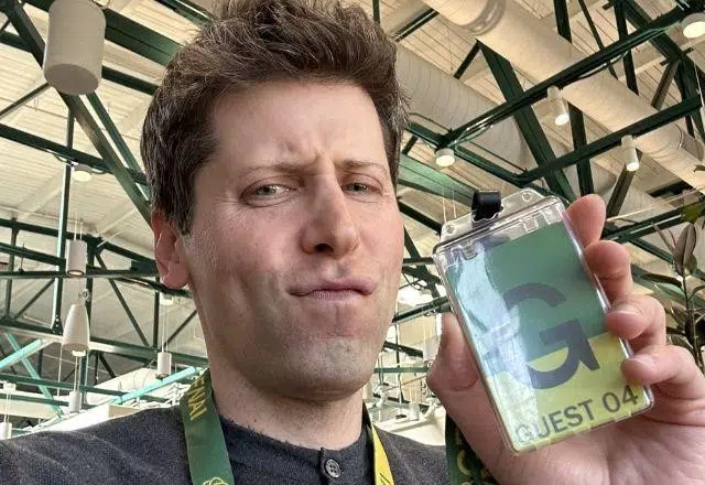 Sam altman em visita à openai durante negociações