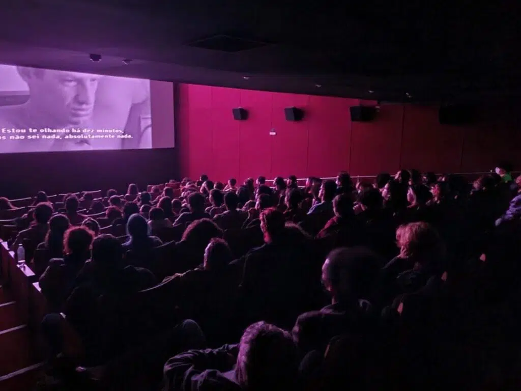 33 salas de cinema gratuitas em são paulo para você conferir - e economizar!. Diante de aumentos dos preços, existem salas de cinemas com sessões de filmes gratuitos em são paulo, tanto comerciais quanto independentes; confira!